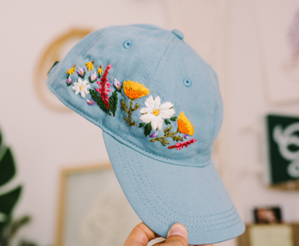 Topi baseball dengan bordir motif